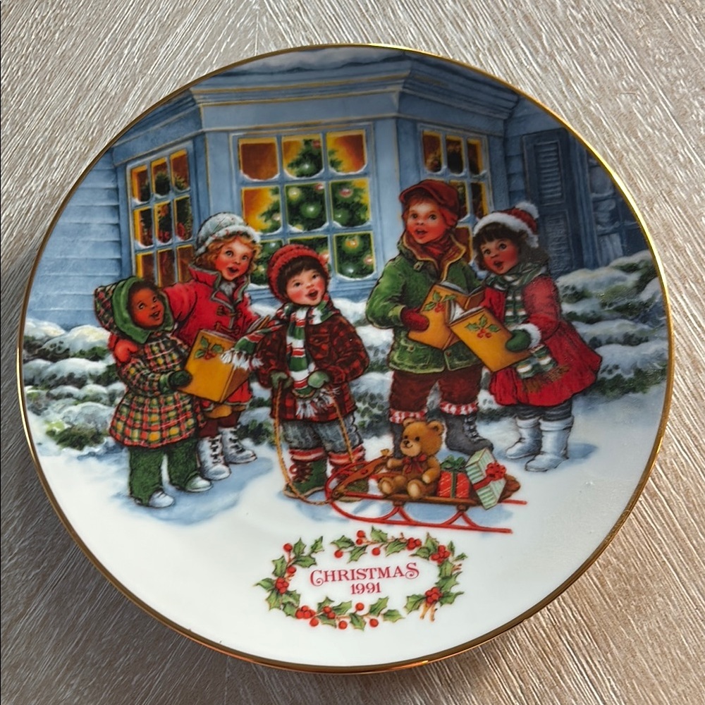 Avon Red and Green Holiday Decor Plate, 1991